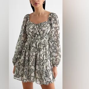 NWOT Printed Sweetheart Neckline Long Sleeve Mini Babydoll Dress